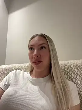 LuisaBecker online show from February 2025 06:37:01 PM