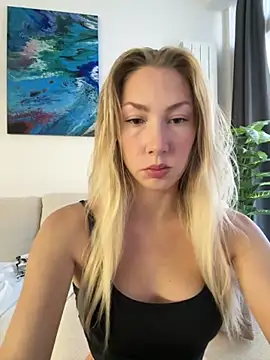 LuisaBecker online show from November 2025 01:22:02 PM