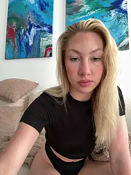 Snapshot of LuisaBecker chatting on May 2026 01:06:02 PM LuisaBecker online show from May 2026 01:06:02 PM
