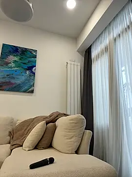 LuisaBecker online show from April 2026 01:18:01 PM