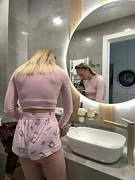 LuisaBecker online show from April 2026 04:28:02 AM