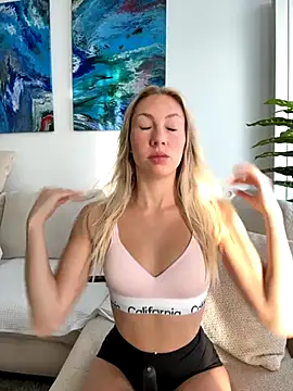 LuisaBecker online show from October 2025 01:10:02 PM