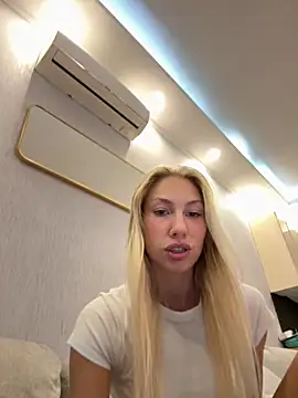 LuisaBecker online show from October 2025 03:48:01 PM