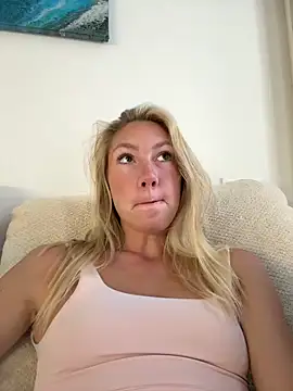 Snapshot of LuisaBecker chatting on May 2026 12:37:01 PM LuisaBecker online show from May 2026 12:37:01 PM