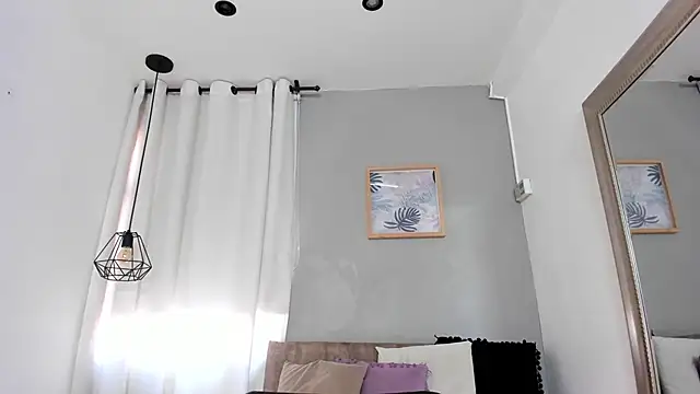 Snapshot of _AlejaCruz_ chatting on May 2026 12:11:01 PM AlejaCruz online show from May 2026 12:11:01 PM
