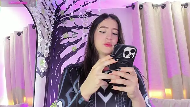  AlejaCruz  online show from November 2025 06:45:02 PM