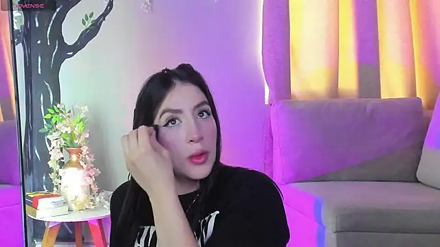  AlejaCruz  online show from November 2025 05:49:02 PM