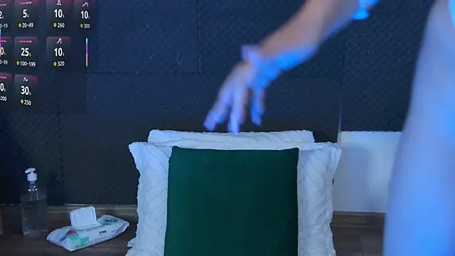 GinaMence online show from November 2025 02:39:02 PM