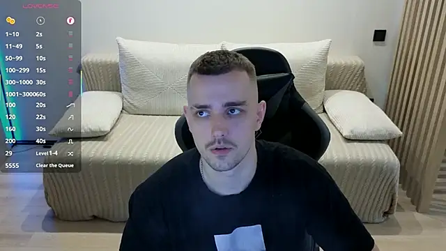 Larstar01 online show from November 2025 06:52:01 PM