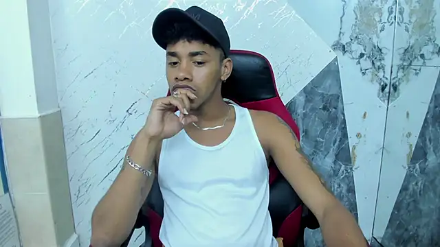 Snapshot of Hottwinkguys chatting on November 2025 10:35:01 PM Hottwinkguys online show from November 2025 10:35:01 PM