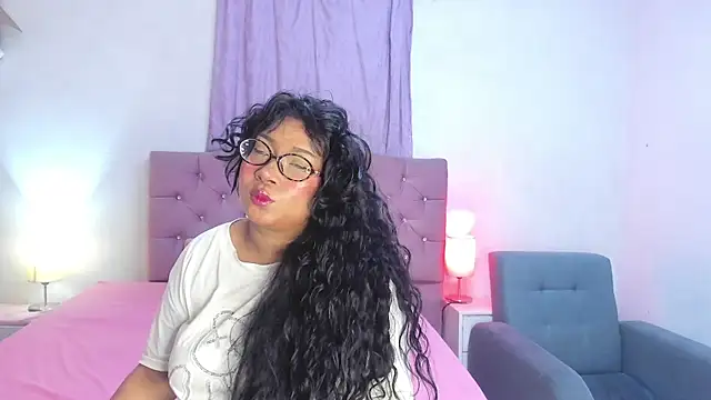 Latinabombsheell online show from June 2026 06:49:01 PM