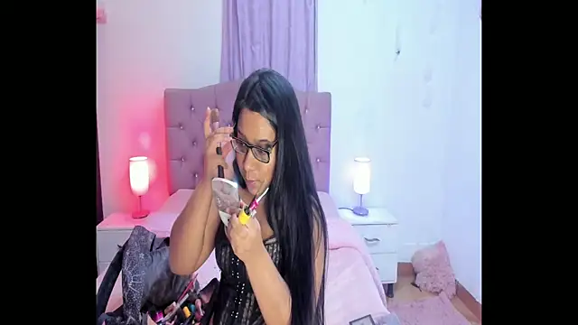 Snapshot of Latinabombsheell chatting on October 2025 03:38:01 AM Latinabombsheell online show from October 2025 03:38:01 AM