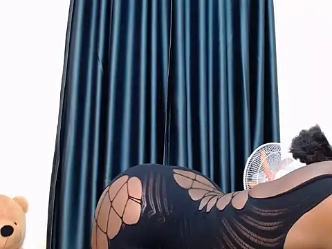 Snapshot of TeenieReeny chatting on November 2025 09:41:01 PM TeenieReeny online show from November 2025 09:41:01 PM