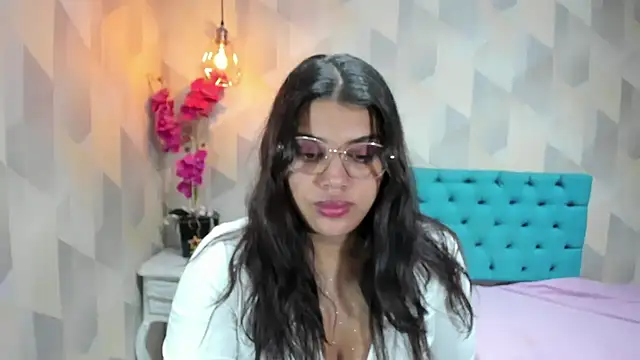 Snapshot of LindaBreeS chatting on July 2026 01:44:01 PM LindaBreeS online show from July 2026 01:44:01 PM