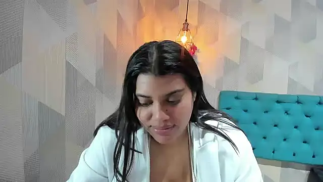 Snapshot of LindaBreeS chatting on June 2026 06:24:02 PM LindaBreeS online show from June 2026 06:24:02 PM