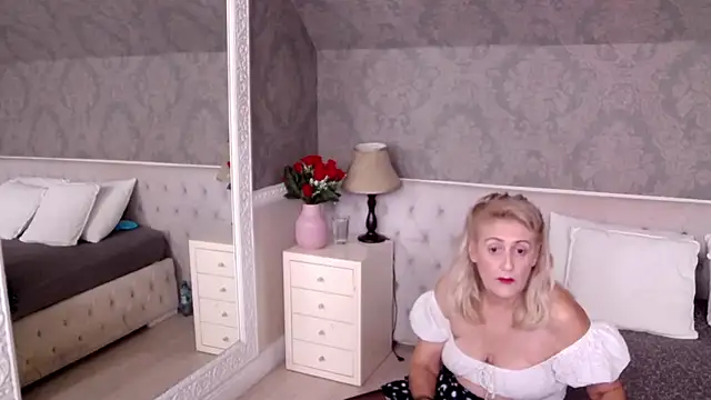 ElenaJuarez online show from November 2025 06:02:01 PM