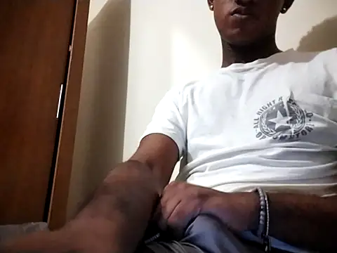 Snapshot of eirdxxx chatting on December 2025 05:00:02 AM eirdxxx online show from December 2025 05:00:02 AM