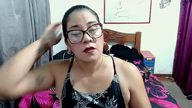 Mistresskloe01 online show from September 2025 12:11:01 PM