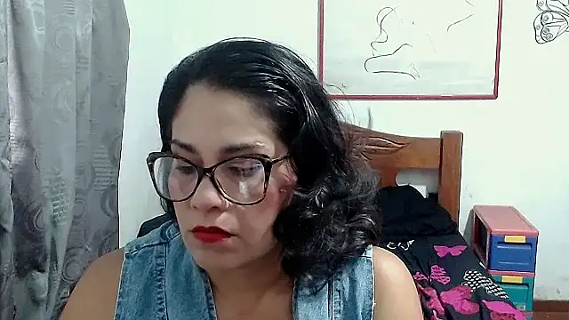 Mistresskloe01 online show from September 2025 12:11:01 PM