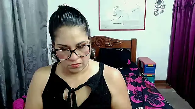 Mistresskloe01 online show from September 2025 12:18:02 PM