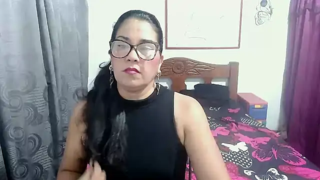 Mistresskloe01 online show from November 2025 12:31:01 PM