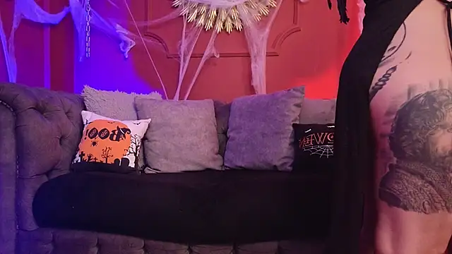 Julieta Russell online show from October 2025 03:30:01 PM