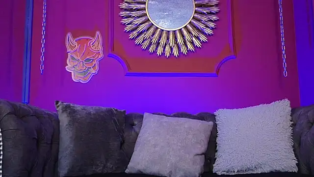 Julieta Russell online show from December 2025 12:33:01 PM