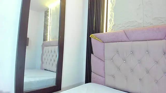 laurem-paulette online show from November 2025 07:07:01 PM