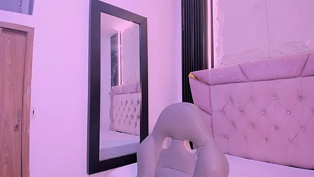 Snapshot of laurem-paulette chatting on September 2025 07:20:01 PM laurem-paulette online show from September 2025 07:20:01 PM