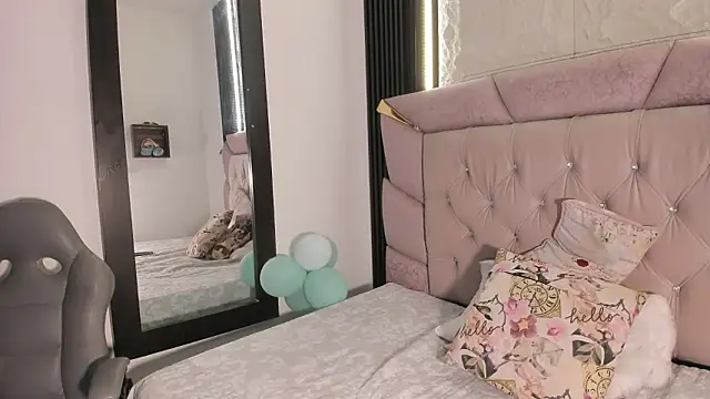 laurem-paulette online show from February 2026 05:57:01 PM