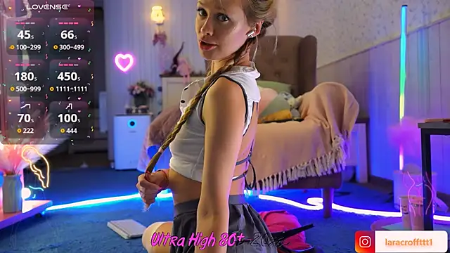 laracroftt1 online show from October 2025 08:00:01 PM