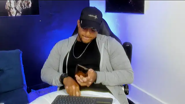 Big furry bear13 online show from November 2025 01:04:02 PM