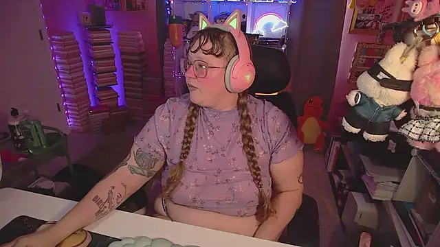 Snapshot of FatVeronica chatting on June 2026 05:07:02 PM FatVeronica online show from June 2026 05:07:02 PM
