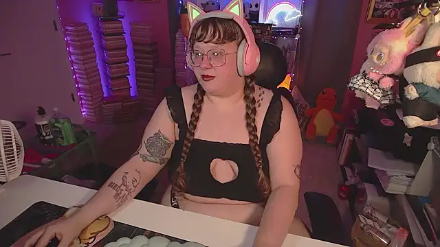 Snapshot of FatVeronica chatting on June 2026 02:43:02 AM FatVeronica online show from June 2026 02:43:02 AM