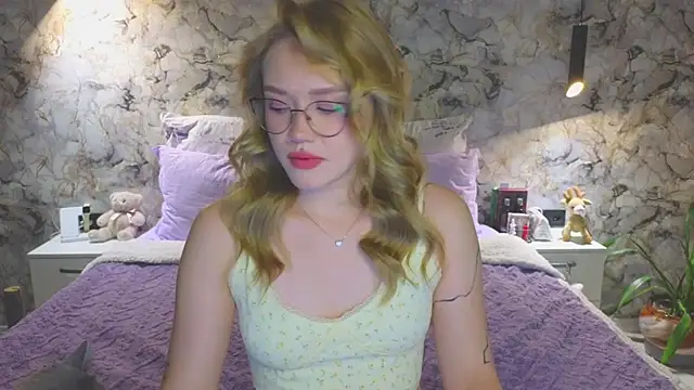 Aurora Golden1 online show from October 2025 05:15:01 PM