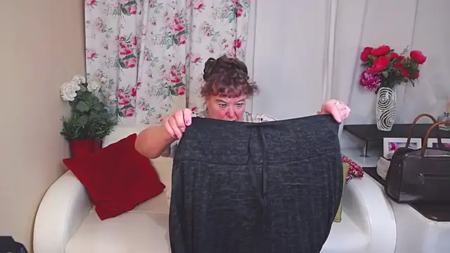 YourHotGranny online show from February 2025 06:31:01 PM