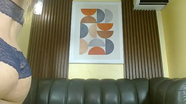 Nicole Ramires online show from November 2025 04:33:02 PM