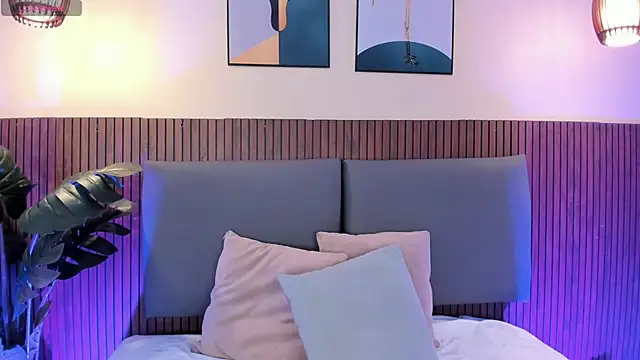 Snapshot of NicolleeEvanss chatting on April 2026 01:01:01 PM NicolleeEvanss online show from April 2026 01:01:01 PM