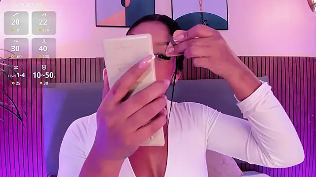 NicolleeEvanss online show from November 2025 12:00:02 PM