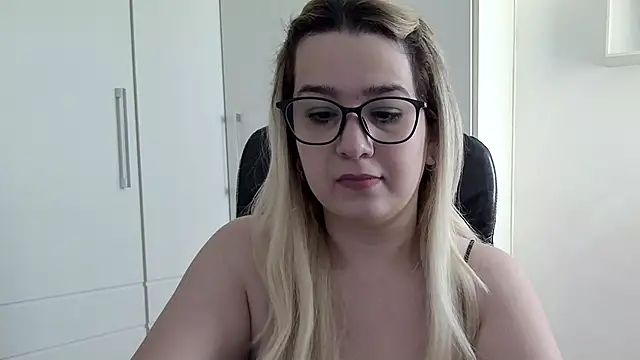 Snapshot of amooraaamoon chatting on March 2025 02:01:02 PM amooraaamoon online show from March 2025 02:01:02 PM