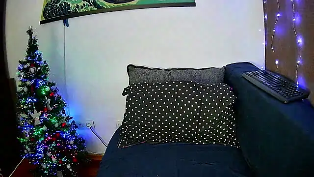 Snapshot of EmmaKrosss chatting on December 2024 03:15:01 PM EmmaKrosss online show from December 2024 03:15:01 PM