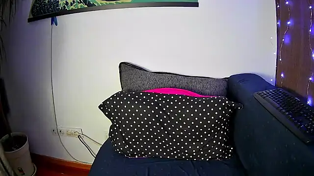 Snapshot of EmmaKrosss chatting on January 2025 10:55:01 AM EmmaKrosss online show from January 2025 10:55:01 AM