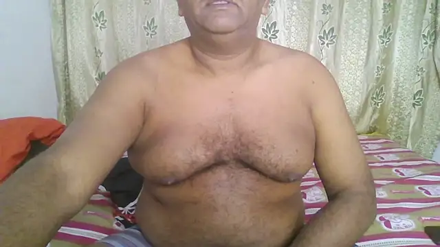 Snapshot of Beargryzzly chatting on January 2025 02:06:02 AM Beargryzzly online show from January 2025 02:06:02 AM