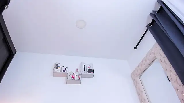 lorennahernandez01 online show from October 2025 11:31:01 AM