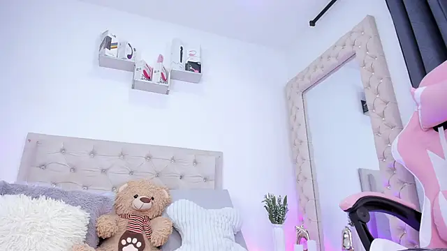 lorennahernandez01 online show from February 2026 11:41:01 AM