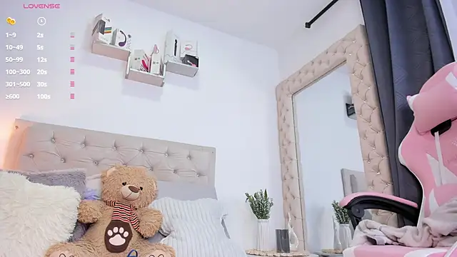 lorennahernandez01 online show from November 2025 10:53:01 AM