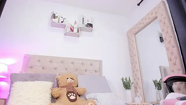lorennahernandez01 online show from September 2025 04:50:02 AM