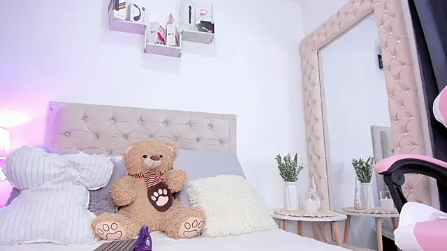 lorennahernandez01 online show from September 2025 11:39:02 AM