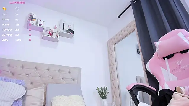 lorennahernandez01 online show from October 2025 11:33:01 AM