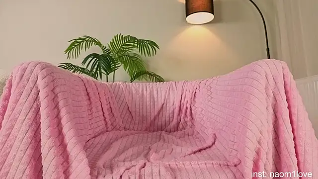 Naomi Girly online show from April 2026 06:12:01 PM